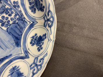 Een Chinese blauw-witte kraakporseleinen schotel en twee borden met eenden, Wanli